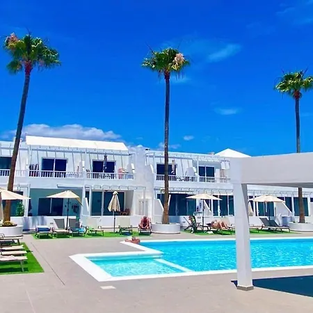 Pool Side 2 Bed Apt 15b With Air Con & Free Wifi Apartmán Puerto del Carmen (Lanzarote)